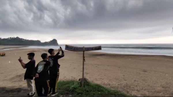 Pantai Wonogoro di Desa Tumpakrejo, Kecamatan Gedangan, Kabupaten Malang