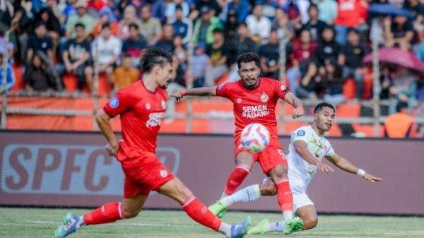 Laga Semen Padang vs Persebaya Surabaya dalam lanjutan Liga 1 2024/2025.