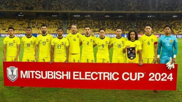 Aksi para pemain Timnas Malaysia foto bersama sebelum pertandingan melawan Timor Leste di Piala AFF 2024, Rabu (11/12/2024) malam WIB.