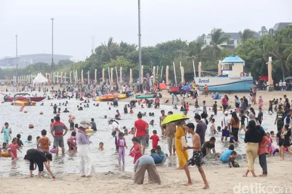 Sejumlah pengunjung memadati Pantai Lagoon Taman Impian Jaya Ancol, Jakarta, Sabtu (29/6/2024). Memasuki musim libur anak sekolah seperti yang terjadi pada saat ini, kawasan Pantai Ancol diserbu pengunjung.