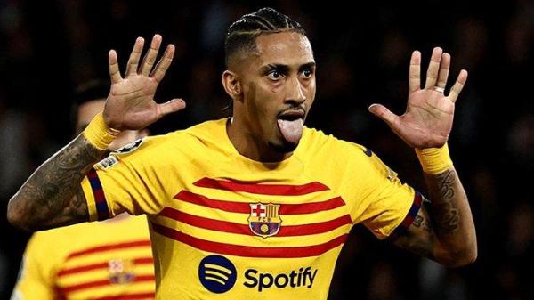 Selebrasi Raphinha saat mencetak gol untuk Barcelona ke gawang PSG, pada pertandingan leg pertama perempat final Liga Champions, di Parc des Princes, Kamis (11/4/2024). (Twitter / @championsleague)