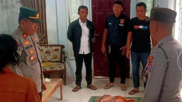 Pihak kepolisian saat olah TKP di Dusun Singgahan, Desa Pelem, Kecamatan Pare, Senin (16/12/2024). 