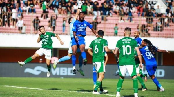 Pemain PSIS Semarang Boubakary Diarra melakukan duel udara dengan kiper PSS Sleman Anthony Pinthus saat berebut bola ketika kedua tim bertemu di pekan keempat BRI Liga 1 2023/2024 di Stadion Maguwoharjo Sleman, Jumat 21/7/2023)