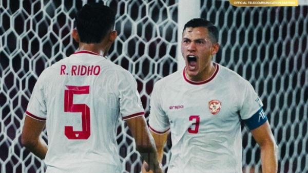 Potret aksi kapten Timnas Indonesia, Jay Idzes ketika menjaga pertahanan skuad Garuda dari serangan Arab Saudi, Selasa (19/11).