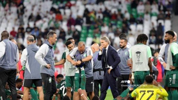 Pelatih Arab Saudi asal Italia Roberto Mancini (tengah) memberi isyarat saat para pemain timnya melakukan peregangan saat istirahat selama pertandingan sepak bola Piala Asia AFC Qatar 2023 antara Arab Saudi dan Korea Selatan di Stadion Kota Pendidikan di al-Rayyan, sebelah barat Doha, pada 30 Januari. 2024.
