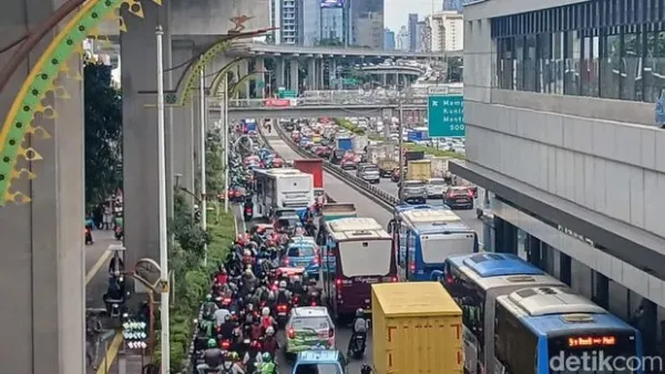 Lalu lintas di Jalan Gatot Subroto (Gatsu) kawasan Pancoran, Jaksel, terpantau macet sore ini. <div class=