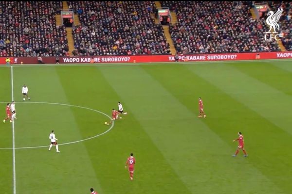 Suatu pesan istimewa berbahasa Jawa muncul di papan iklan digital Stadion Anfield pada laga Liverpool vs Fulham, Sabtu (14/12/2024).