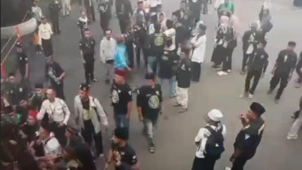 Kelompok perguruan silat dari Banten mengamuk dan menyerang satpam Kebun Raya Bogor