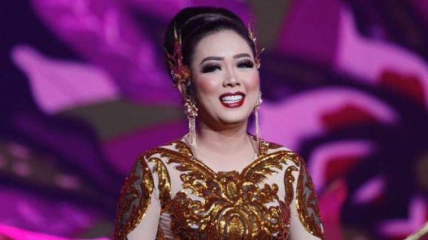 ampilan Soimah kala menggunakan karya dari Anne Avantie