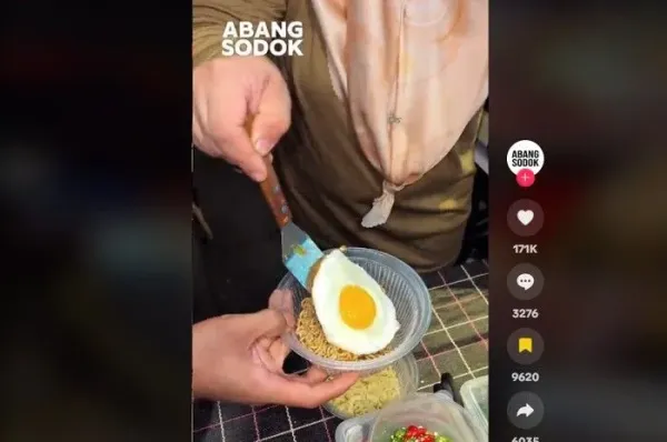 5 Aksi Warga Malaysia Saat Cicip dan Komentari Makanan Indonesia