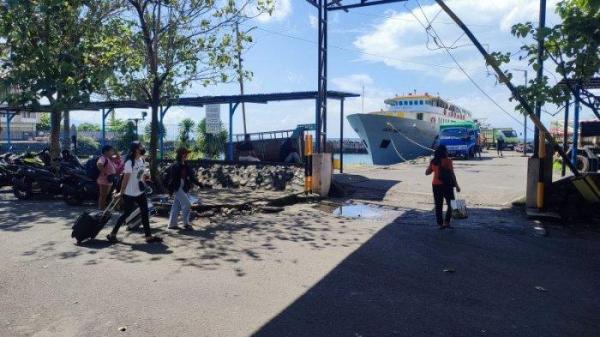 Suasana Pelabuhan Manado, Sulawesi Utara, Kamis (19/12/2024).