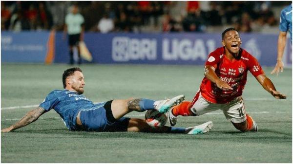 Momen duel Marc Klok vs Eber Bessa dalam pertandingan Championship Series Liga 1 2023/2024 antara Bali United vs Persib Bandung.
