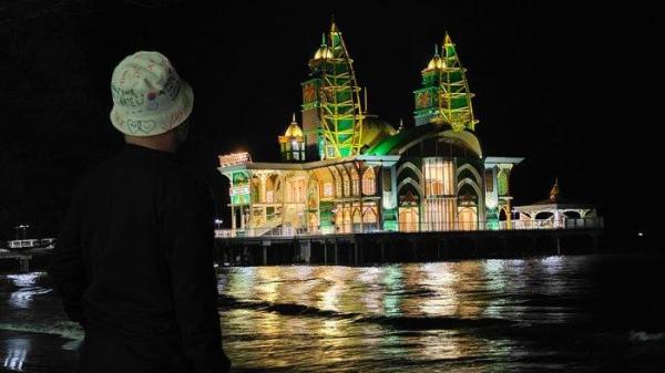 Masjid Apung Ziyadatul Abrar ketika malam hari.