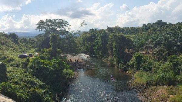 Pemandian sungai Alut dari atas jembatan sungai Alut. KM 60 Desa Gunung Raya, Kecamatan Mantewe, Kabupaten Tanah Bumbu Kalimantan Selatan
