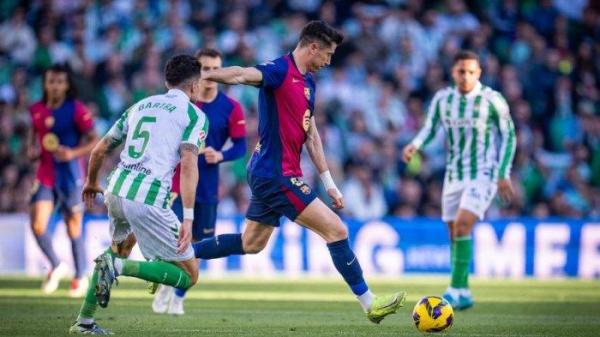 Aksi penyerang Barcelona, Robert Lewandowski saat melawan Real Betis pada pekan ke-16 Liga Spanyol, Sabtu (7/12/2024) malam WIB.
