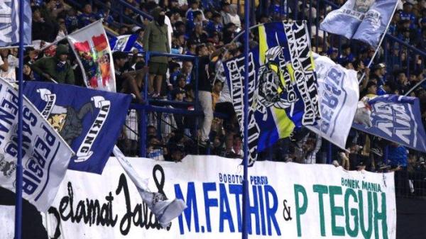 Bobotoh memberikan dukungan kepada Persib Bandung saat berlaga menghadapi Malut United pada lanjutan Liga 1 2024-2025 di Stadion Gelora Bandung Lautan Api (GBLA), Kota Bandung, Jawa Barat, Jumat (13/12/2024).