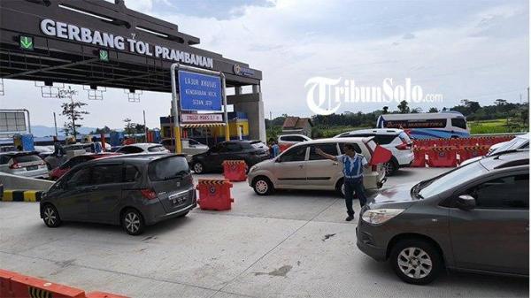 Petugas membantu mengarahkan kendaraan agar mengurai antrian kendaraan yang hendak keluar tol di GT Prambanan Tol Solo-Jogjakarta di Kecamatan Jogonalan, Kabupaten Klaten.