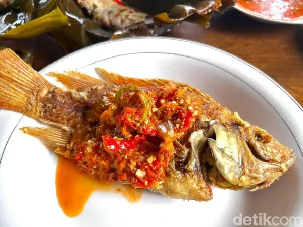 Mantap! Pecak Nila Kuah Pedas di Warung Betawi Pengkolan Mpok Nur