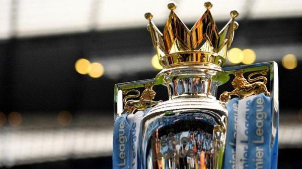 Trofi Liga Inggris tergambar jelang pertandingan sepak bola Liga Inggris antara Manchester City dan Chelsea di Stadion Etihad di Manchester, barat laut Inggris, pada 15 Januari 2022.