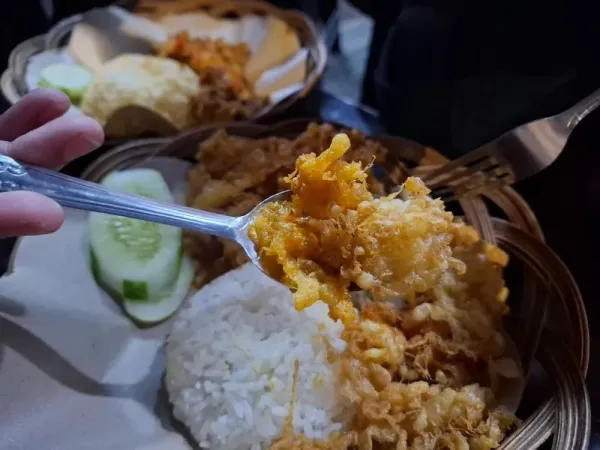 Rela Nunggu 2 Jam Demi Cicip Nasi Mercon Viral di Barito
