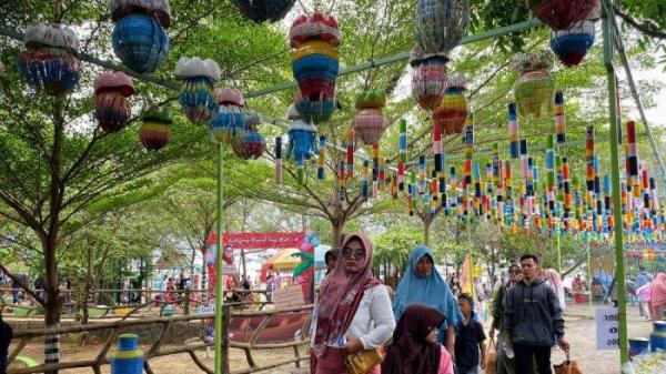 Wisatawan saat berlibur di Pantai Balongan Indah atau Pantai Bali Indramayu, Minggu (22/12/2024)