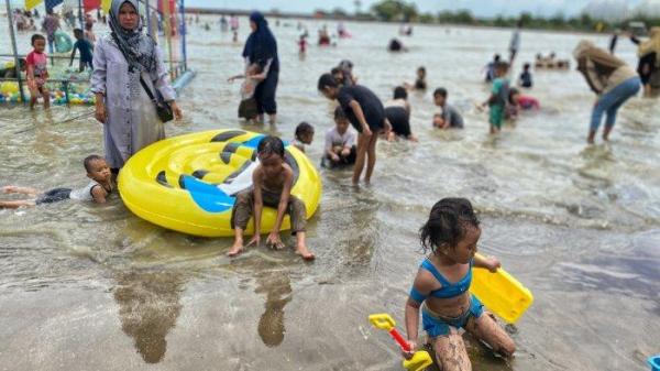 Suasana wisatawan saat berlibur di Pantai Balongan Indah atau Bali di Desa/Kecamatan Balongan, Indramayu, Minggu (22/12/2024)

 