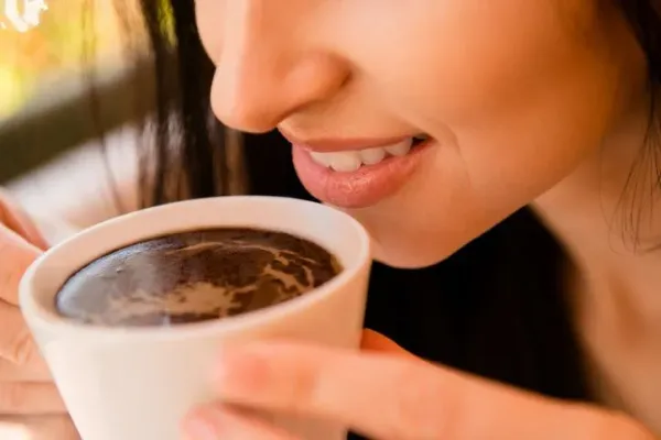 Ikuti 5 Cara Ini untuk Hilangkan Noda Kopi di Gigi