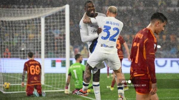 Penyerang Inter Milan asal Prancis #09 Marcus Thuram (tengah) merayakan bersama bek Inter Milan asal Italia #32 Federico Dimarco setelah AS Roma mencetak gol bunuh diri pada pertandingan sepak bola Serie A Italia antara AS Roma vs Inter Milan di stadion Olimpiade di Roma pada 11 Februari 2024.