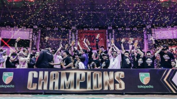 Para pemain Pelita Jaya Bakrie merayakan gelar juara IBL 2024.