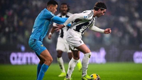 Jay Idzes me-marking striker Juventus Dusan Vlahovic.