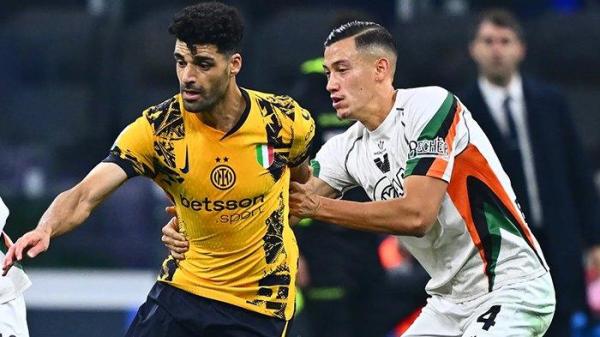 Penyerang Inter Milan, Mehdi Taremi berupaya melepaskan diri dari penjagaan bek Venezia Jay Idzes, pada pertandingan pekan 11 Liga Italia Serie A, di Stadion Giuseppe Meazza, Senin (4/11/2024). (inter.it)
