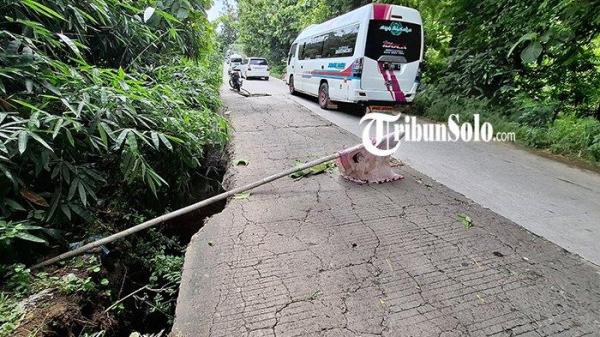Kondisi Jalan Gabugan-Sumberlawang di Kecamatan Tanon, Kabupaten Sragen diberlakukan sistem buka tutup usai terdampak longsor, Rabu (25/12/2024).