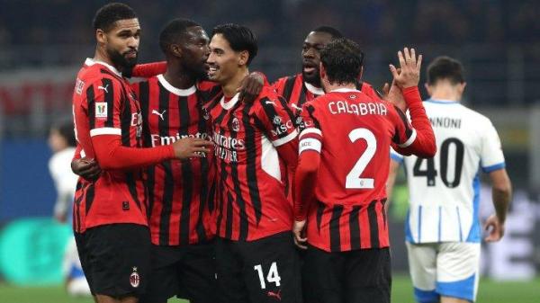 Tijjani Reijnders bersama pemain AC Milan melakukan selebrasi seusai cetak gol ke gawang Sassuolo pada babak 16 besar Coppa Italia 2024/2025 di San Siro, Rabu (4/12/2024).