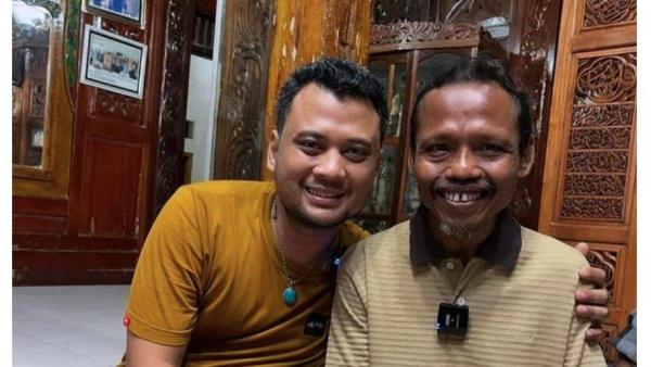 Konten kesehariannya itu pun mendapat banyak perhatian. Bahkan, beberapa sosok terkenal sudah mampir ke kediamannya, salah satunya adalah Panji Sang Petualang.