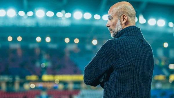 Pep Guardiola menyaksikan kekalahan Man City atas Brighton di Liga Inggris, Minggu (10/11/2024) dini hari WIB. )