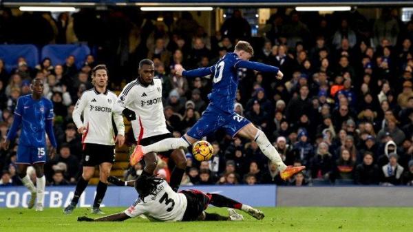 Gelandang Chelsea asal Inggris #20 Cole Palmer melompati bek Fulham kelahiran Italia asal Nigeria #03 Calvin Bassey selama pertandingan sepak bola Liga Primer Inggris antara Chelsea dan Fulham di Stamford Bridge di London pada tanggal 26 Desember 2024.