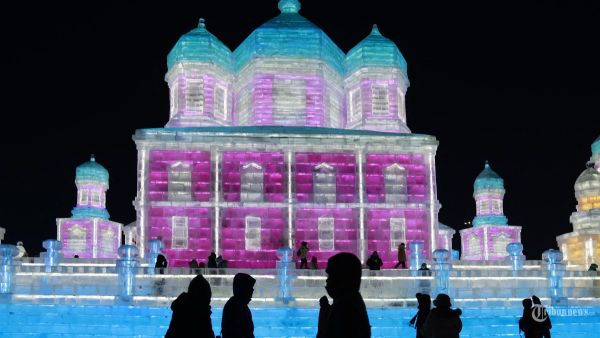 Foto yang diambil pada 21 Desember 2024 ini menunjukkan orang-orang yang mengunjungi Festival Dunia Es dan Salju Harbin di Harbin, provinsi Heilongjiang, Tiongkok timur laut. - Festival tahunan edisi ke-26 secara resmi dibuka pada tanggal 21 Desember di Harbin, yang juga dikenal sebagai 