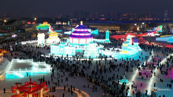 Foto yang diambil pada 21 Desember 2024 ini menunjukkan pemandangan dari udara orang-orang yang mengunjungi Festival Dunia Es dan Salju Harbin di Harbin, provinsi Heilongjiang, Tiongkok timur laut. - Festival tahunan edisi ke-26 secara resmi dibuka pada tanggal 21 Desember di Harbin, yang juga dikenal sebagai 