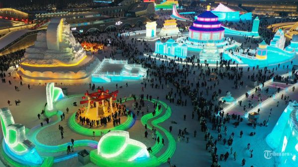 Foto yang diambil pada 21 Desember 2024 ini menunjukkan pemandangan dari udara orang-orang yang mengunjungi Festival Dunia Es dan Salju Harbin di Harbin, provinsi Heilongjiang, Tiongkok timur laut. - Festival tahunan edisi ke-26 secara resmi dibuka pada tanggal 21 Desember di Harbin, yang juga dikenal sebagai 