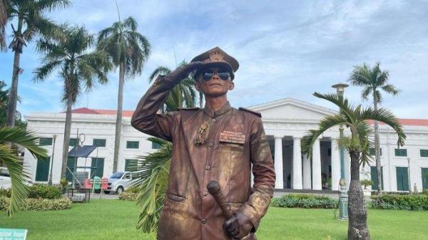 Eko menjadi cosplay Laksamana Maeda di depan Museum Tekstil kawasan Kota Tua, Jakarta Barat, Jumat (27/12/2024)