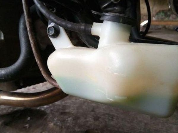 Periksa kondisi cairan radiator di tabung reservoir 