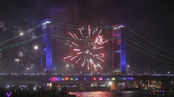 Jembatan Ampera - 6 Rekomendasi Tempat Nonton Kembang Api di Palembang Saat Malam Tahun Baru 2025