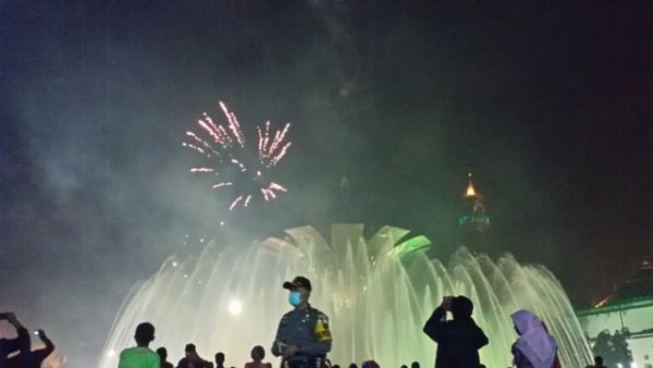 Kembang api yang dimainkan warga Palembang ketika menyambut pergantian tahun di bundaran Air Mancur Palembang, Kamis (1/1/2016).