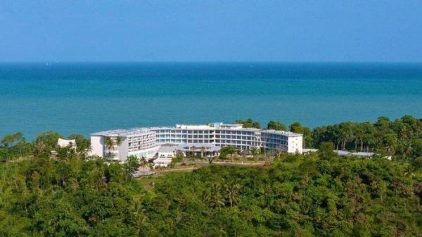 Potret Novus Jiva Resort Hotel Anyer dengan latar laut yang biru. Berikut 6 hotel mewah di Banten yang cocok untuk staycation.