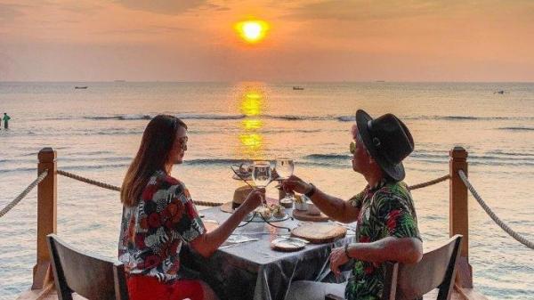 Hotel Mambruk Anyer memiliki pantai privat yang bagus.