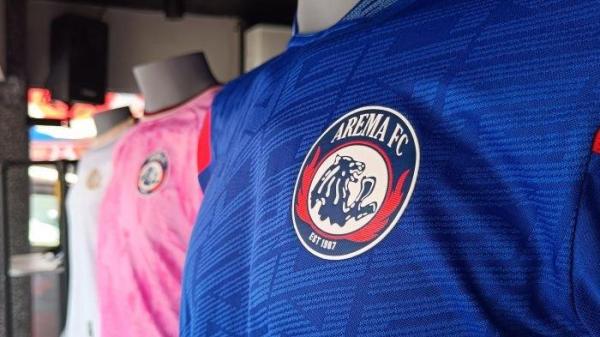 Jersey Arema FC musim 2024 2025. PT AABBI selaku pemilik Arema FC somasi 3 klub yang memakai pakai nama Arema, salah satunya Arema Indonesia.