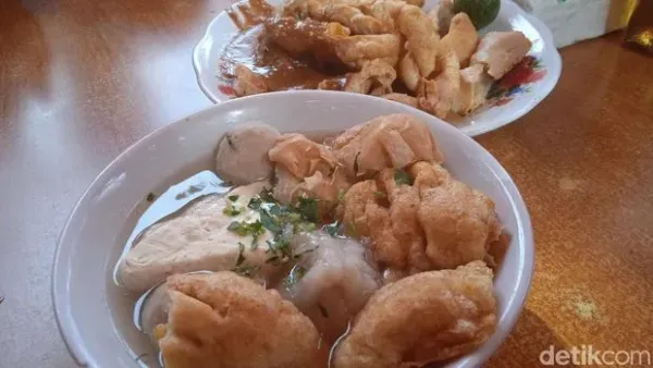 Slurrp! Hangat Lezat Bakso Cuanki Viral yang Antreannya Mengular