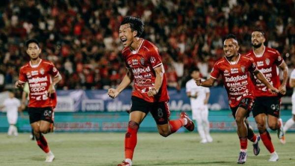 Mitsuru Maruoka, melakukan selebrasi usai mencetak gol ke gawang Persis Solo pada laga Liga 1 2024-2025 di Stadion Kapten I Wayan Dipta, Gianyar, Bali, pada Minggu (27/10/2024). Laga antara Bali United vs Persis Solo berakhir 3-0.