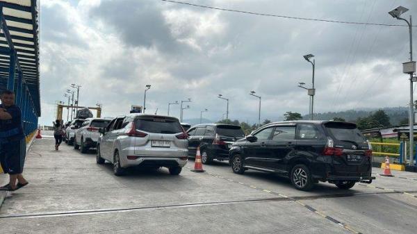 Penampakan kendaraan yang akan menyeberang menuju Ajibata, Kabupaten Toba.