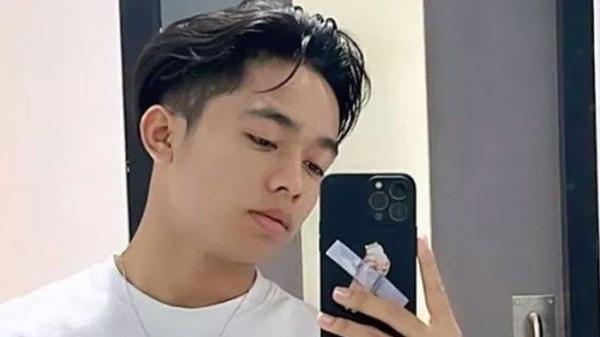 Anak angkat Ruben Onsu dan Sarwendah, Betrand Peto memasang filler dagu demi mendapatkan penampilan wajah maskulin.